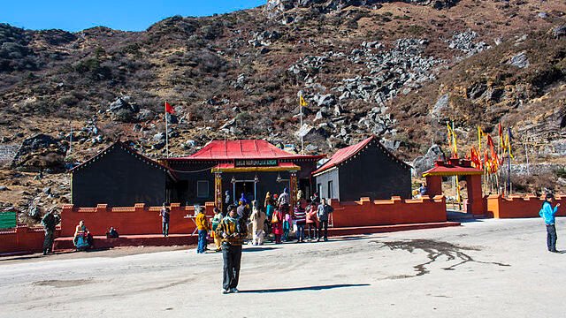 640px-Baba_Mandir_-_View_Outside