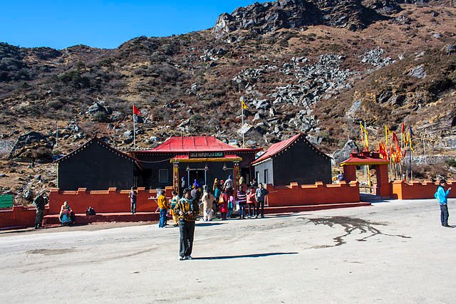 640px-Baba_Mandir_-_View_Outside