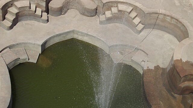 640px-Champa_Baoli_2