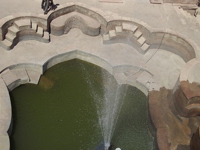 640px-Champa_Baoli_2