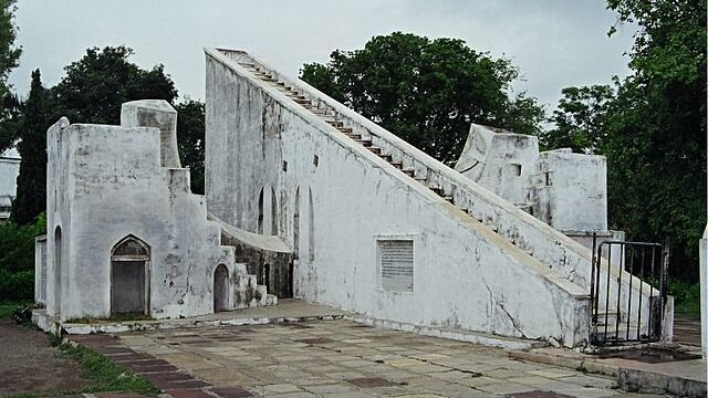 640px-Sun_Dial_Ved_Shala_Ujjain