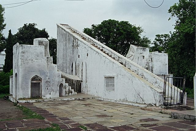 640px-Sun_Dial_Ved_Shala_Ujjain
