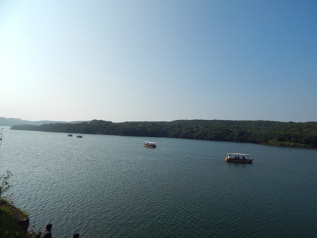 640px-Venna_Lake,_Satara,_Maharastra