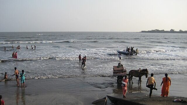 Alibag_Beach_-_panoramio_(2)