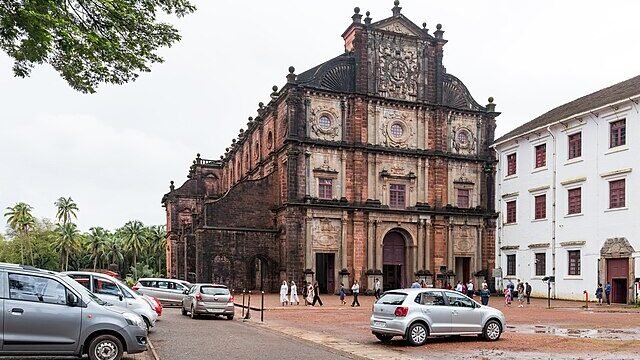 Basilica_of_Bom_Jesus_and_vehicles_parked_infront