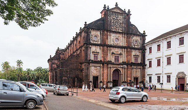 Basilica_of_Bom_Jesus_and_vehicles_parked_infront