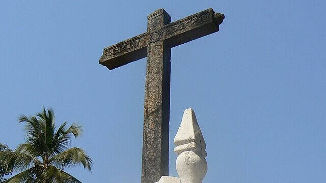 Basilica_of_Bom_Jesus_cross