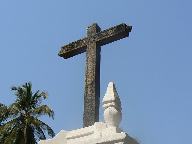 Basilica_of_Bom_Jesus_cross