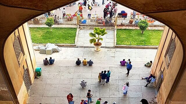 Inner_courtyard_in_Charminar