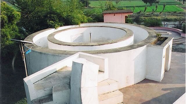 Jantar_Mantra_(Time_Clock)_Ujjain_-_panoramio