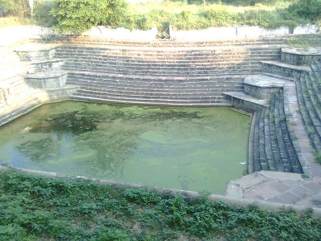 Kund_at_Maharshi_Sandipani_Ashram_Ujjain_-_panoramio