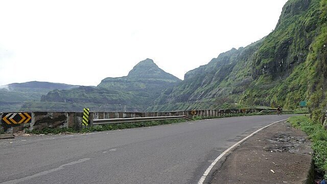 Malshej_Ghat_(51545521166) (1)