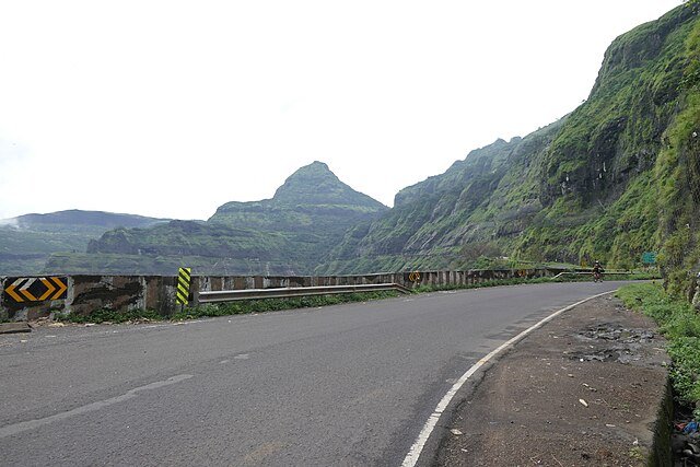 Malshej_Ghat_(51545521166) (1)