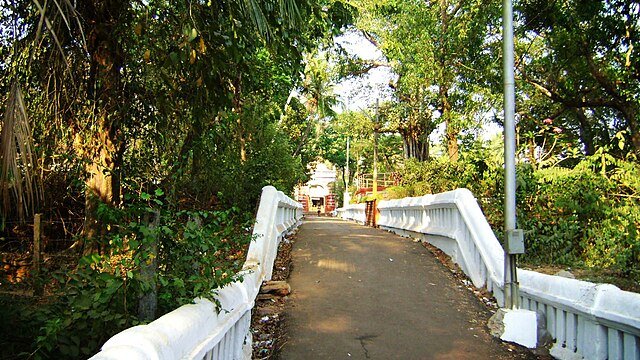 Mangeshi_Temple_Entrance