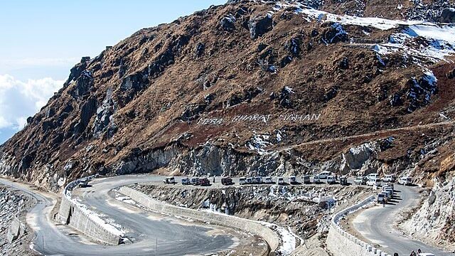Nathu_La_Pass_-_Layered_Road