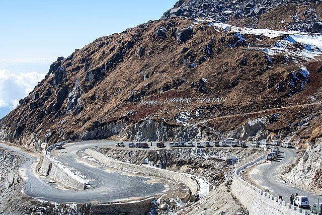 Nathu_La_Pass_-_Layered_Road