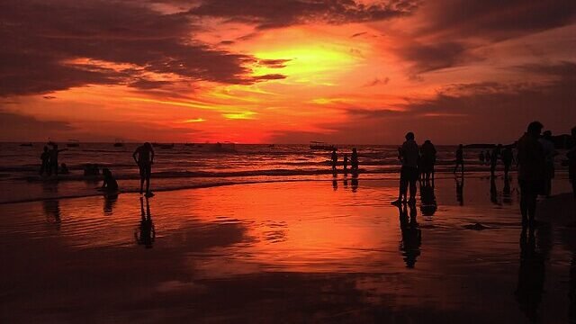 People_in_a_beach_during_sunset_(2011)