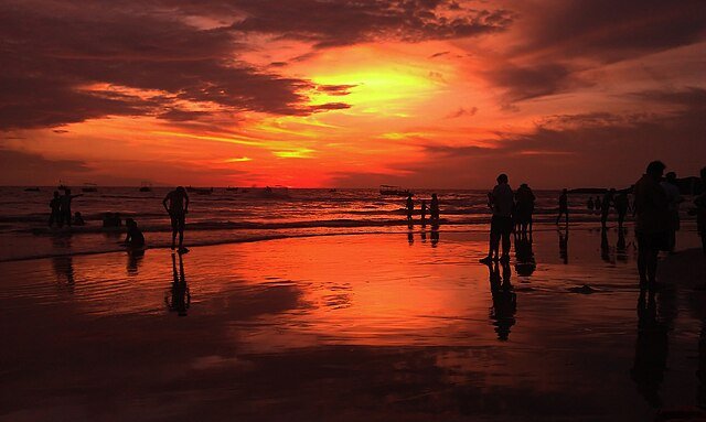 People_in_a_beach_during_sunset_(2011)