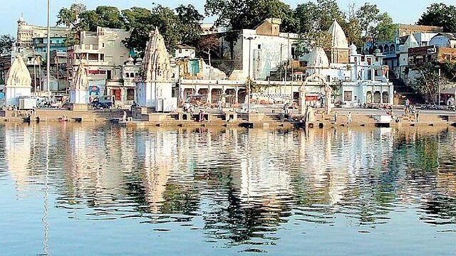Ram_Ghat_and_Kshipra_river_,_Ujjain_-_panoramio