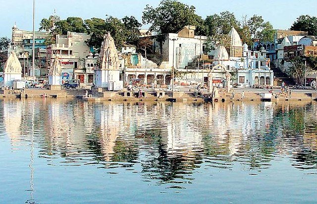 Ram_Ghat_and_Kshipra_river_,_Ujjain_-_panoramio