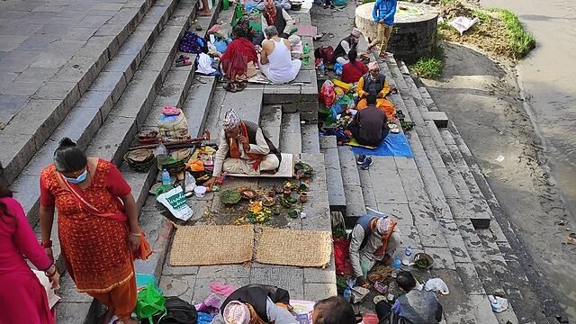 Shora_Shraddha_at_Pashupatinath_Temple