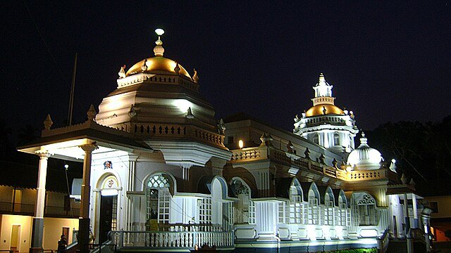 Shri_Mangeshi_temple_in_the_night.