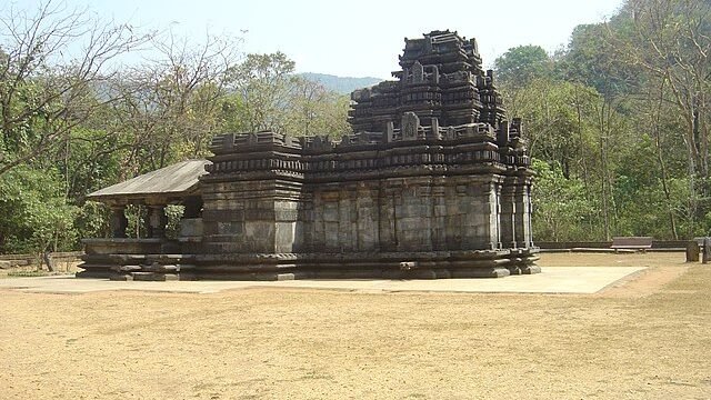 Temple_at_Tambdi_Surla,_Goa