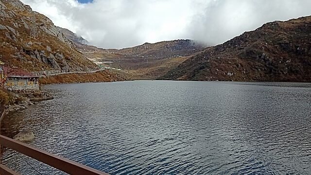Tsomgo_Lake_in_October_month