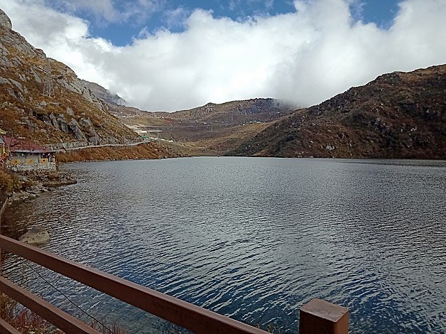Tsomgo_Lake_in_October_month