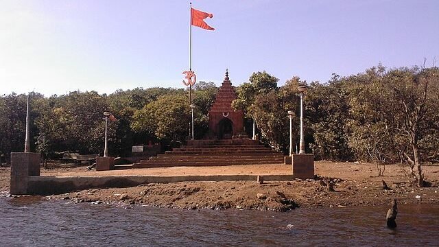 Venna_lake_hanuman_mandir_mahabaleshwar_-_panoramio