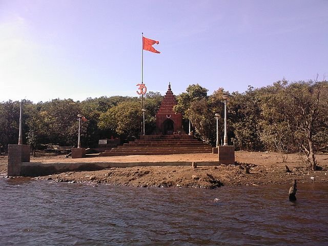 Venna_lake_hanuman_mandir_mahabaleshwar_-_panoramio