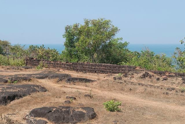 Walls_of_Fort_Chapora_26012016