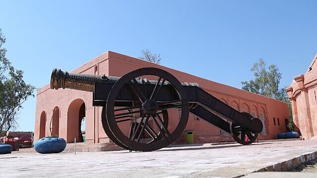 Zamzama_-_Side_View_-_Gobindgarh_Fort,_Amritsar