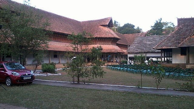 640px-കുതിരമാളിക_1