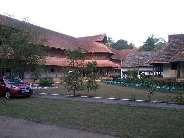 640px-കുതിരമാളിക_1