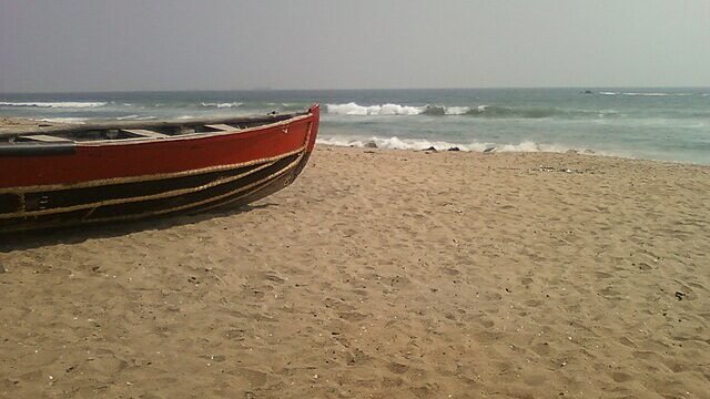 Boat_at_RK_beach_in_Vizag