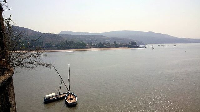 Murud-Janjira_fort_surrounded_by_water