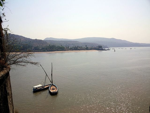 Murud-Janjira_fort_surrounded_by_water