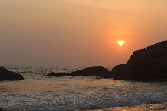 Sunset_in_the_Arabian_sea,_Kudle_Beach,_Gokarna,_Karnataka
