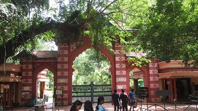 Thiruvananthapuram_Zoo_Entrance_-_തിരിവനന്തപുരം_മൃഗശാല_പ്രവേശനകവാടം.JPG